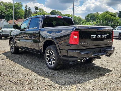 Diamond Black Crystal Pearlcoat 2026 RAM 1500 Laramie