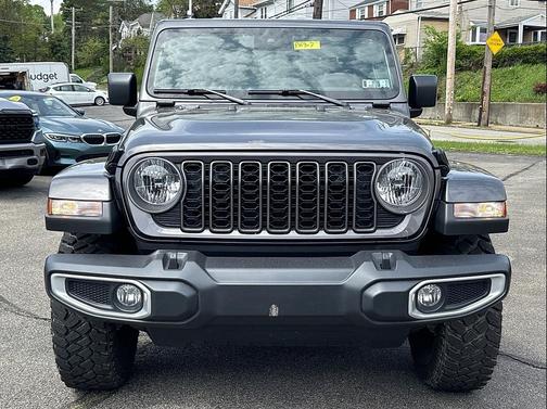 Granite Crystal Metallic Clearcoat 2025 Jeep Gladiator High Tide