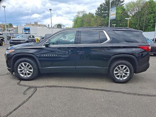 Mosaic Black Metallic 2021 Chevrolet Traverse LT Cloth