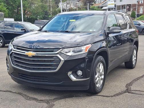 Mosaic Black Metallic 2021 Chevrolet Traverse LT Cloth