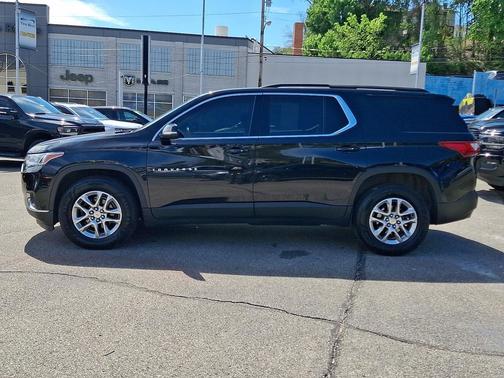 Mosaic Black Metallic 2021 Chevrolet Traverse LT Cloth