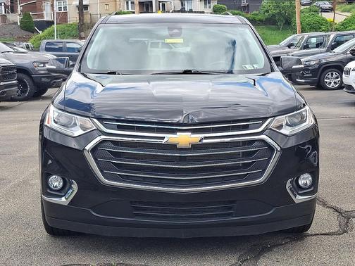 Mosaic Black Metallic 2021 Chevrolet Traverse LT Cloth