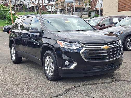 Mosaic Black Metallic 2021 Chevrolet Traverse LT Cloth