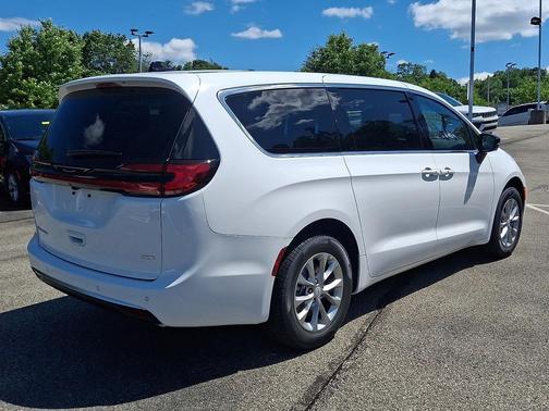 Bright White Clearcoat 2027 Chrysler Pacifica L