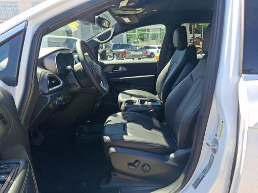 Bright White Clearcoat 2027 Chrysler Pacifica L