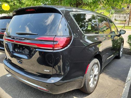 Diamond Black Crystal Pearlcoat 2027 Chrysler Pacifica L
