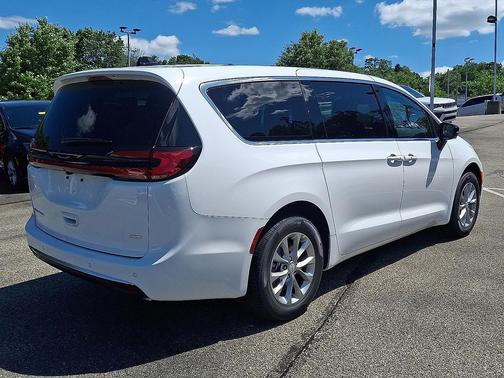 Bright White Clearcoat 2027 Chrysler Pacifica L