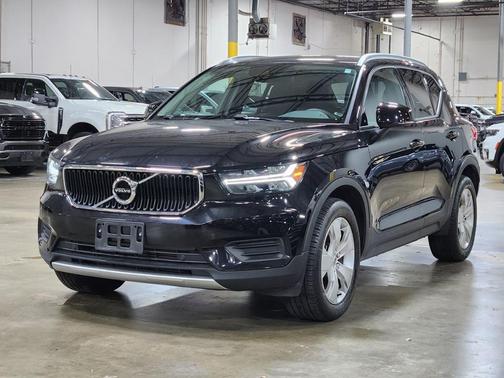 2022 Volvo XC40 T5 Momentum