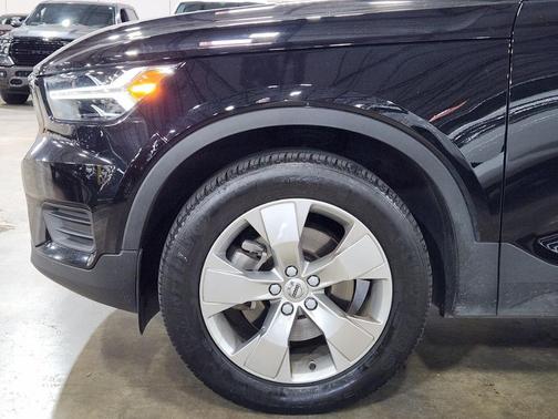 2022 Volvo XC40 T5 Momentum