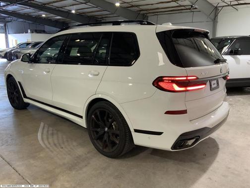White 2024 BMW X7 xDrive40i