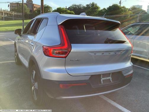 Silver 2019 Volvo XC40 MOMENTUM