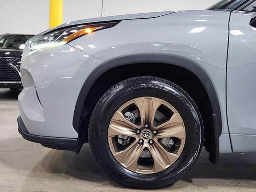 2023 Toyota Highlander Hybrid Bronze Edition
