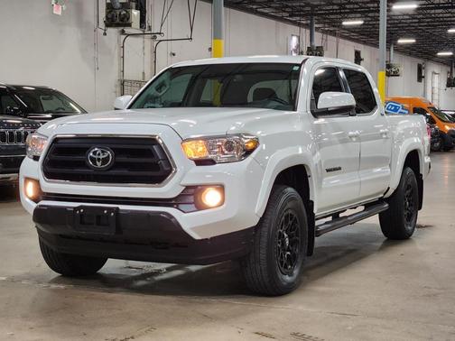 White 2022 Toyota Tacoma SR5