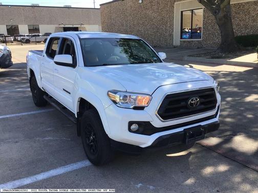White 2022 Toyota Tacoma SR5