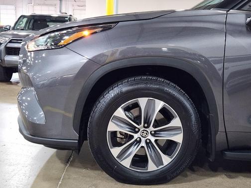 Gray 2022 Toyota Highlander XLE