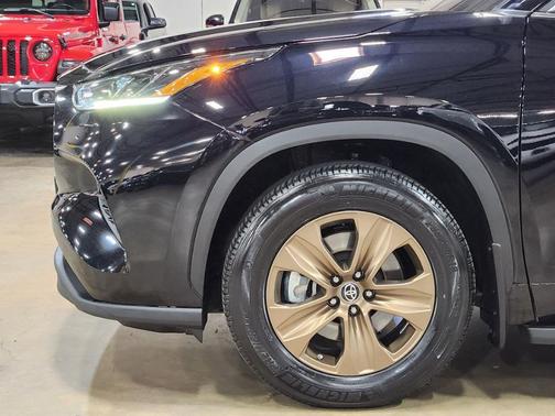 2022 Toyota Highlander Hybrid Bronze Edition
