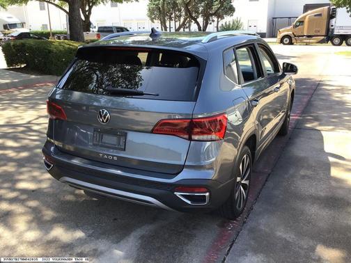 Platinum Gray Metallic 2022 Volkswagen Taos 1.5T SE