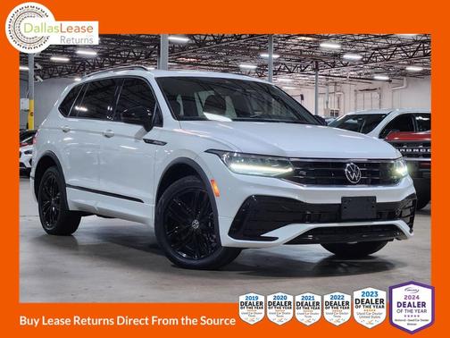 Oryx White Pearl Effect 2022 Volkswagen Tiguan 2.0T SE R-Line Black