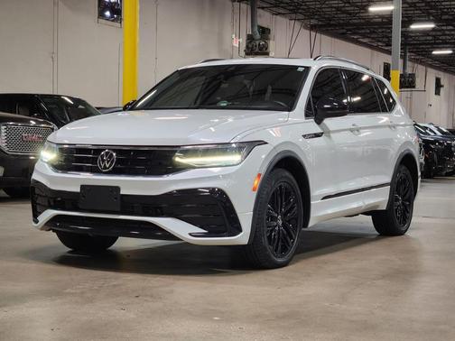 Oryx White Pearl Effect 2022 Volkswagen Tiguan 2.0T SE R-Line Black