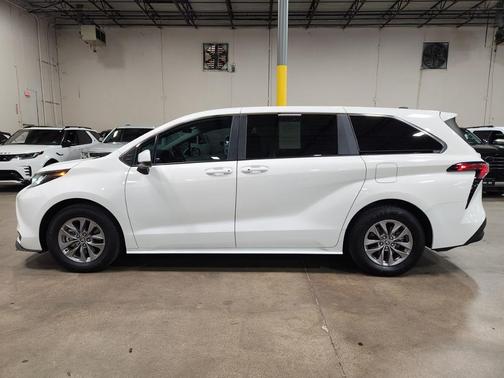 2021 Toyota Sienna LE