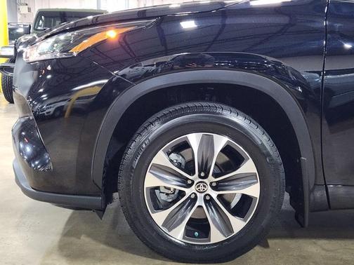 Black 2022 Toyota Highlander XLE