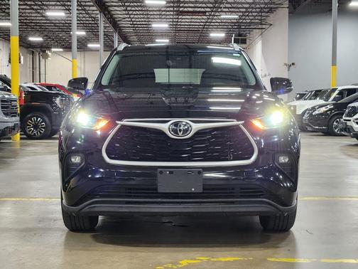 Black 2022 Toyota Highlander XLE