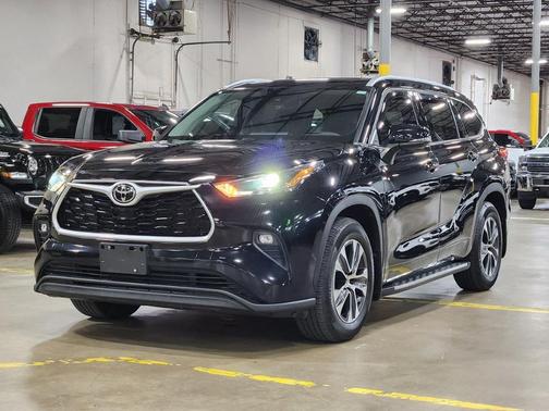 Black 2022 Toyota Highlander XLE