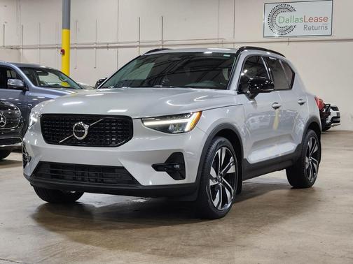 2023 Volvo XC40 B5 Plus Dark Theme