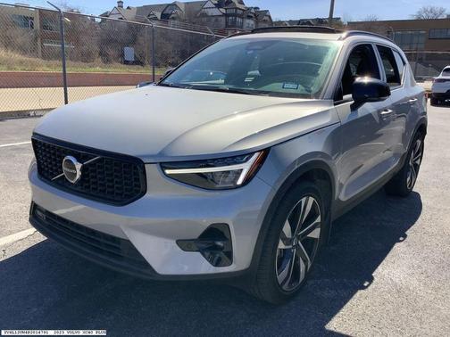 2023 Volvo XC40 B5 Plus Dark Theme