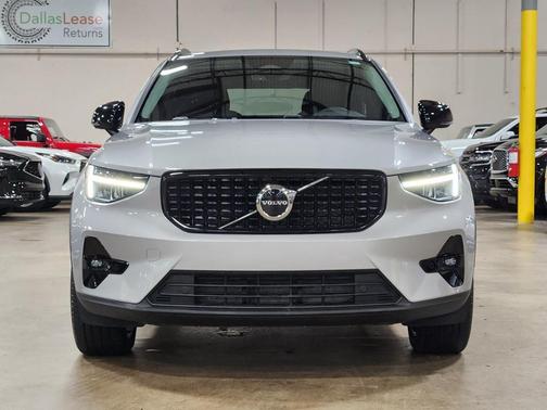 2023 Volvo XC40 B5 Plus Dark Theme