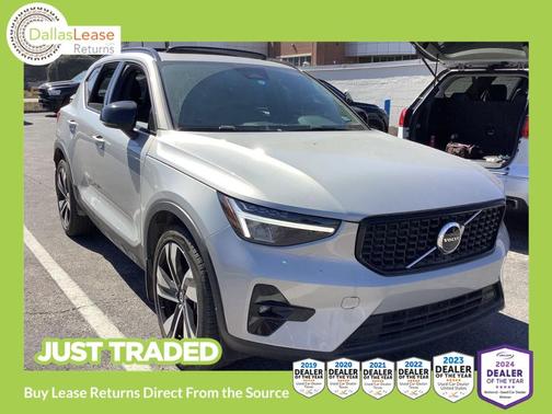 2023 Volvo XC40 B5 Plus Dark Theme