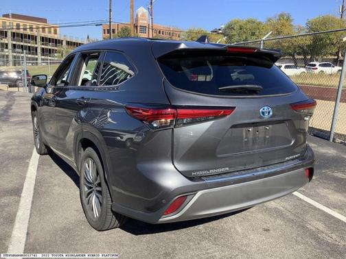 2022 Toyota Highlander Hybrid Platinum