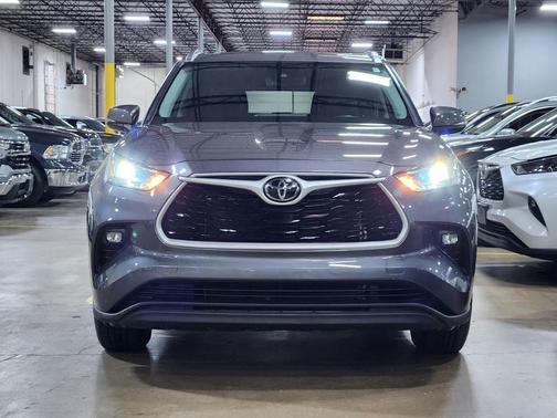 Magnetic Gray Metallic 2021 Toyota Highlander XLE