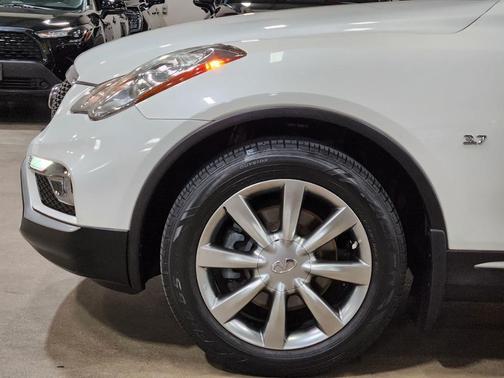 White 2017 INFINITI QX50 Base
