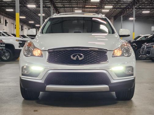 White 2017 INFINITI QX50 Base