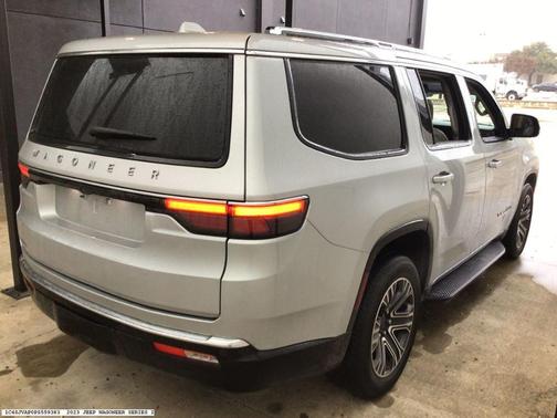 2023 Jeep Wagoneer Base