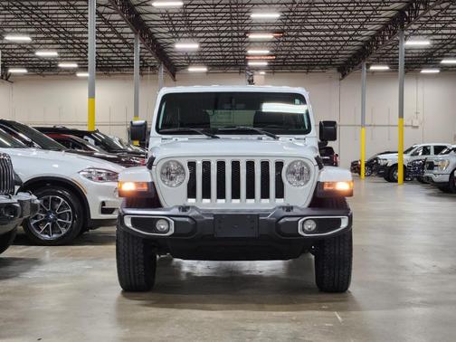 White 2019 Jeep Wrangler Unlimited Sahara