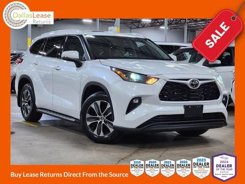 White 2022 Toyota Highlander XLE