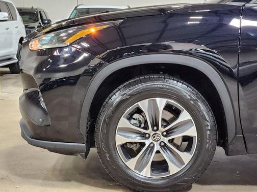 Black 2021 Toyota Highlander XLE