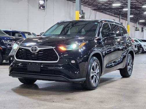 Black 2021 Toyota Highlander XLE