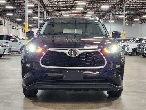 Black 2021 Toyota Highlander XLE