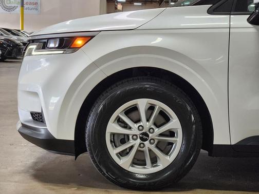 White 2023 Kia Carnival LX