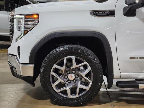 White 2022 GMC Sierra 1500 SLT