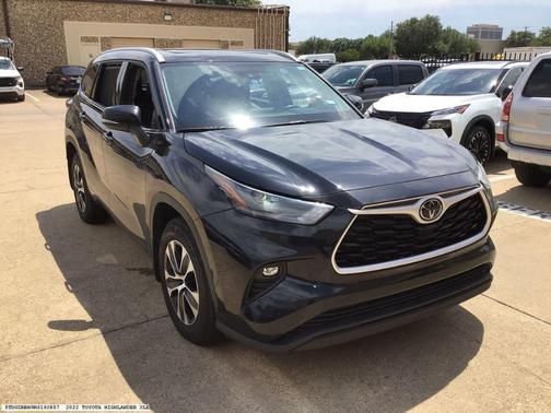 Black 2022 Toyota Highlander XLE
