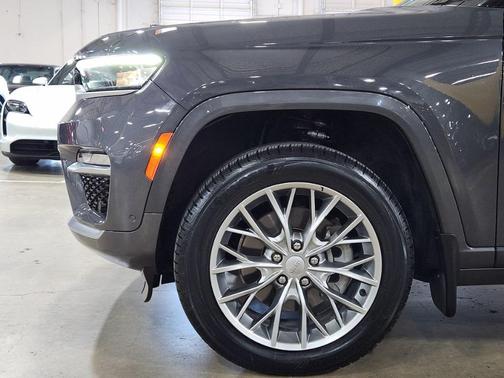 Gray 2022 Jeep Grand Cherokee Summit