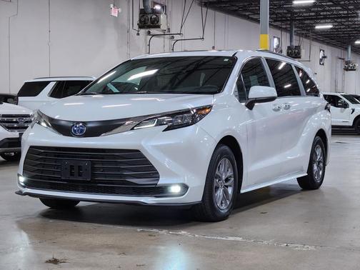 2025 Toyota Sienna XLE