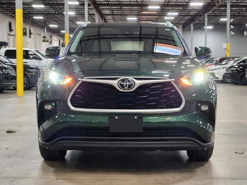 Green 2023 Toyota Highlander XLE