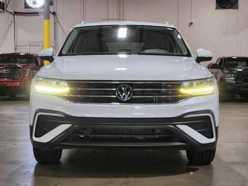 Opal White Pearl Effect 2023 Volkswagen Tiguan 2.0T SE