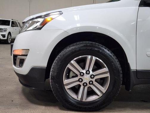 White 2017 Chevrolet Traverse 1LT