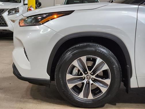White 2024 Toyota Highlander XLE